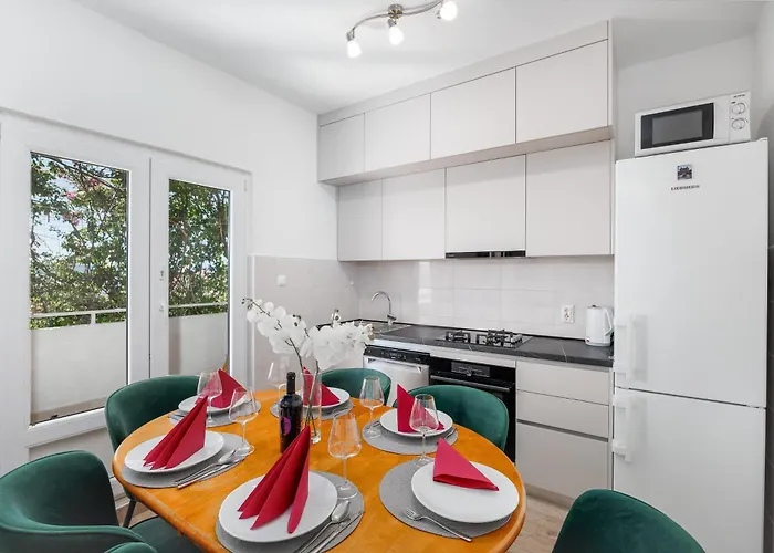 A6 Sea View Apartman *